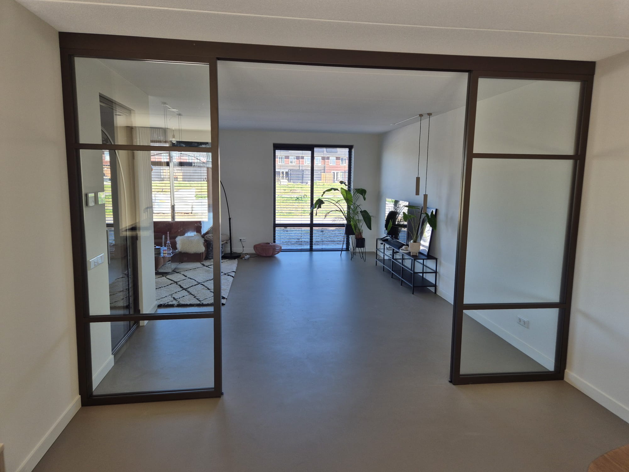 Stalen glaswand met taatsdeuren