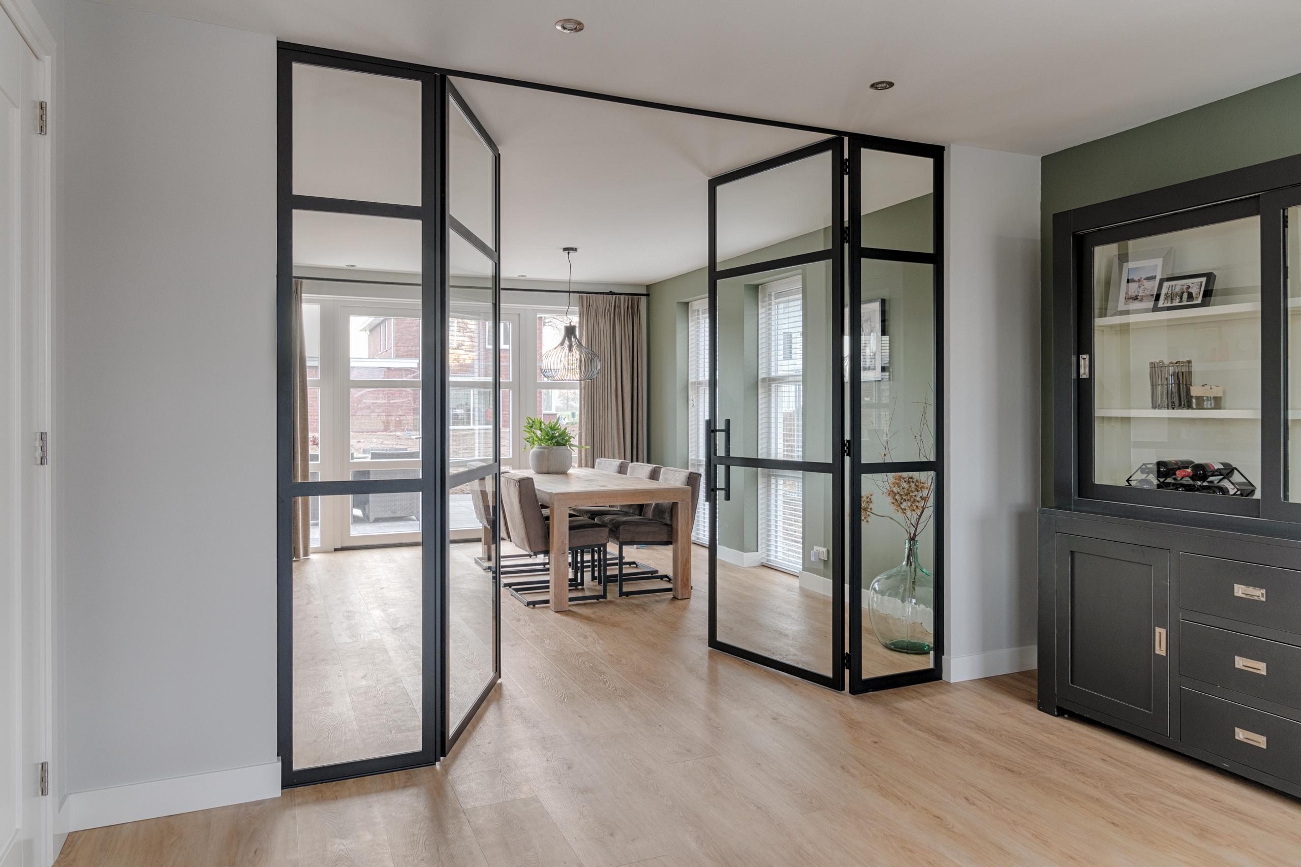 Stalen draaideur en glaswand op maat in keukeninterieur